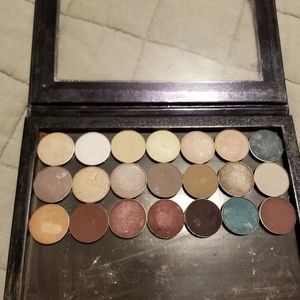 19 x The Balm Cosmetics single shadows